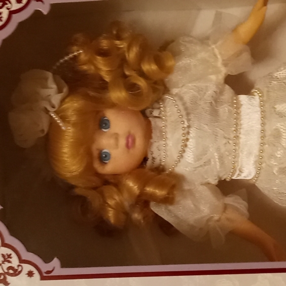 NWT Limited Edition Genuine Hand Painted Porcelain Bride Doll with Doll Stand - Picture 3 of 8